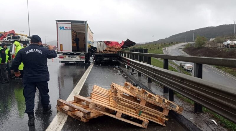 kuzey-marmara-otoyolu’ndaki-kazalar-nedeniyle-trafik-aksadi